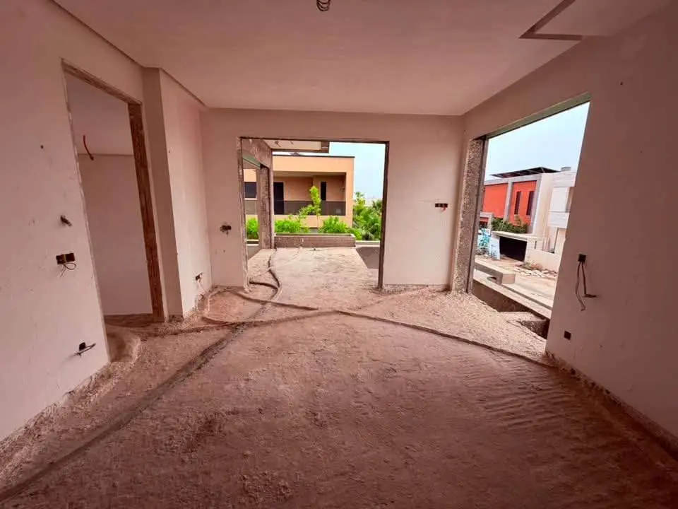 Architecte Oran - IWAN Engineering & Consulting | Suivi de chantier villa, Oran. Gros œuvre et enduit en cours - un accompagnement rigoureux de la conception à la réalisation.