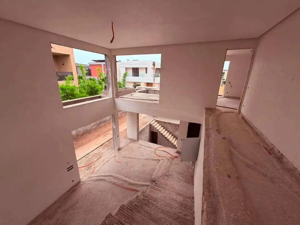 Architecte Oran - IWAN Engineering & Consulting | Suivi de chantier villa, Oran. Gros œuvre et enduit en cours - un accompagnement rigoureux de la conception à la réalisation.
